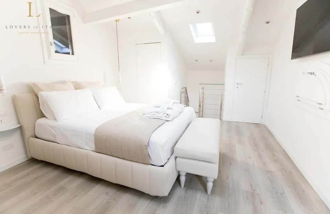 LOVERSINITALY Romantic Apartments - Altana&Jacuzzi-1